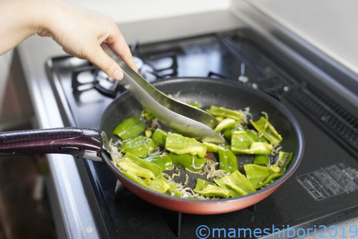 オークス【レイエ】もりつけトングをフライパンで使ってみた!