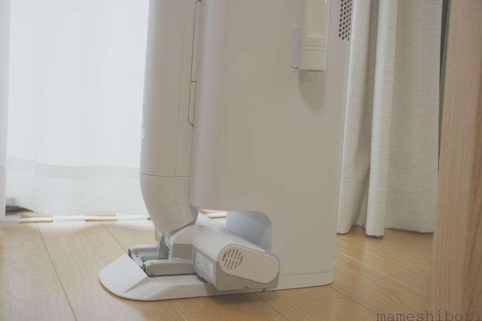 Panasonic cordless vacuum cleaner MC-NS10K snaps into the stand